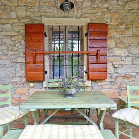 Casa vacanze With Bbq In Liznjan-istrien 40078 Ližnjan
