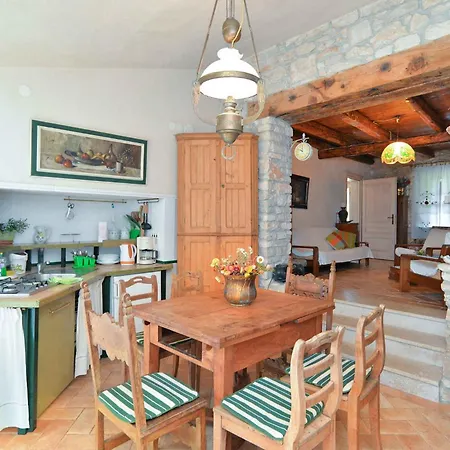 Casa vacanze With Bbq In Liznjan-istrien 40078 Ližnjan